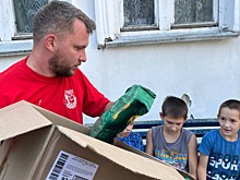 Общественники радуют детей сладкими подарками