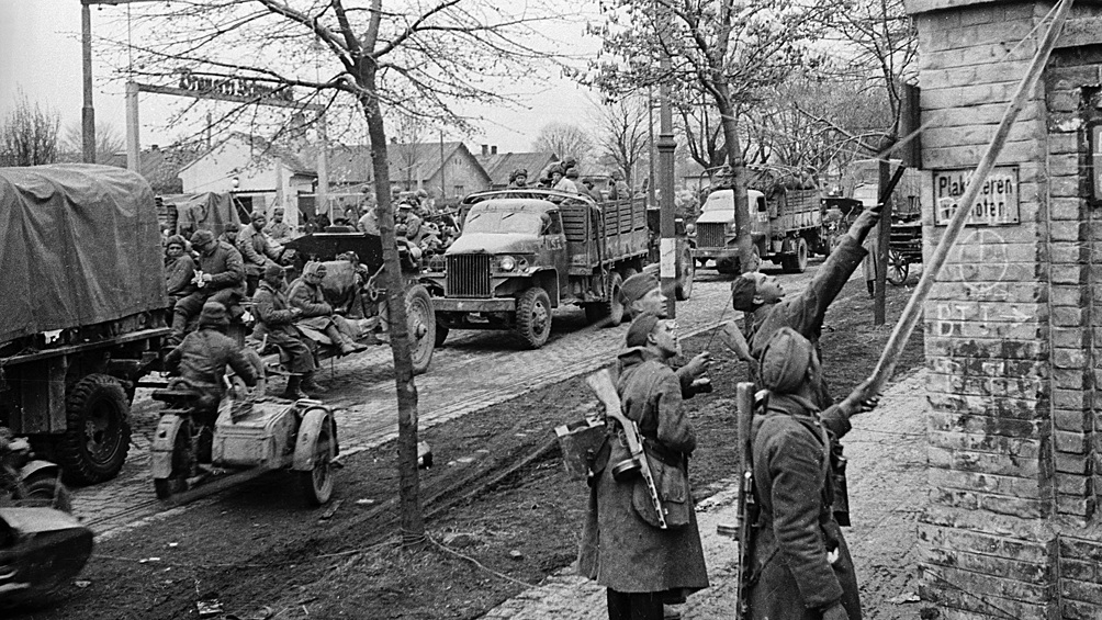 Наряду с машинами отечественного производства в Советской Армии использовались импортные — американские и канадские автомобили: Studebaker, Ford 6, Dodge M37 (он же «Додж ¾»), Chevrolet, Willys MB и др. Всего по лендлизу СССР получил 143 330 автомобилей. Кроме машин, поставляемых союзниками, советские войска активно использовали и захваченную в боях трофейную технику.