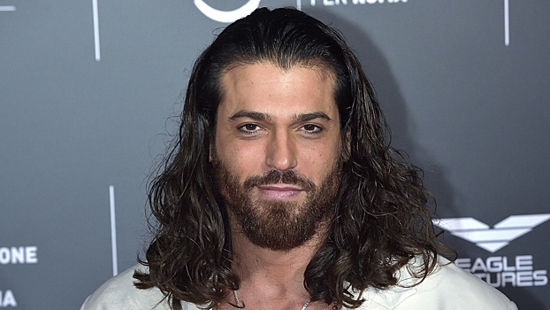 Фанатки окружили звезду турецких сериалов у отеля в центре Москвы