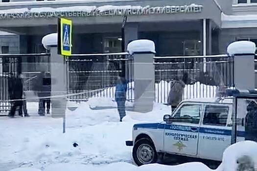 Подросток с ножом напал на общежитие с иностранными студентами в Уфе. Он ранил двух полицейских и начертил кровью свастику