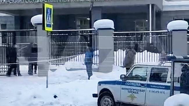 Подросток с ножом напал на общежитие с иностранными студентами в Уфе. Он ранил двух полицейских и начертил кровью свастику