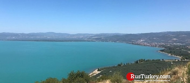 Озеро Изник в Турции стало ярко бирюзового цвета