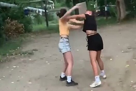 Российские школьницы подрались перед толпой соседей во дворе и попали на видео