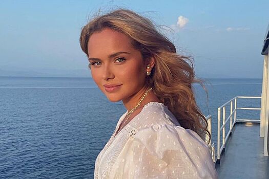 Гавайская юбка и шоколадный загар: Стеша Маликова примерила образ островитянки