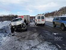 Грузовик лоб-в-лоб врезался во внедорожник на Камчатке