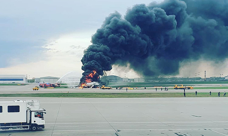 Пассажиры покидали самолет самостоятельно, по надувному трапу.