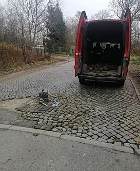 Калининградец самостоятельно починил дорогу из кёнигсбергской брусчатки