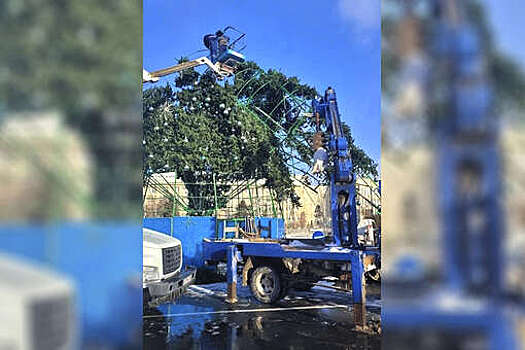 Главную елку Саратова демонтировали из-за повреждений в непогоду