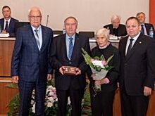 Первую медаль имени академика Е.Н. Аврорина вручили в УрО РАН