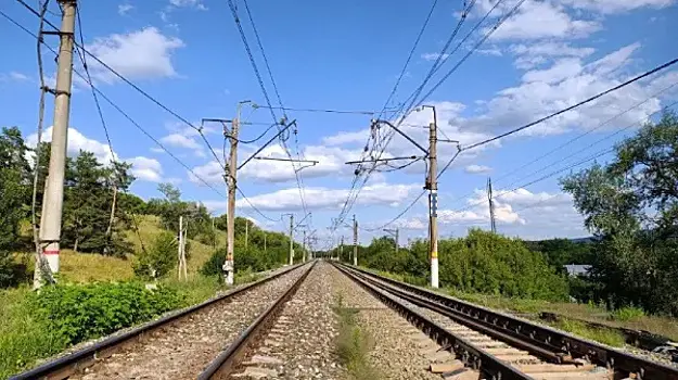 Поезд Самара - Санкт-Петербург врезался в легковушку
