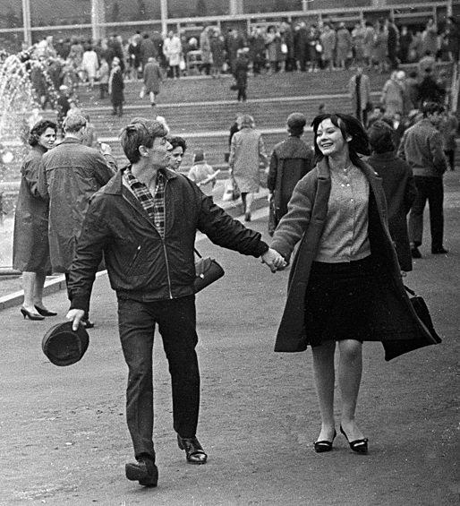 Супруги киноактриса Людмила Савельева (справа) и актер театра имени Ленинского комсомола Александр Збруев (слева) гуляют в сквере около кинотеатра "Россия".