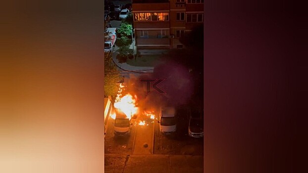 Пожар на парковке в Краснодаре уничтожил четыре машины