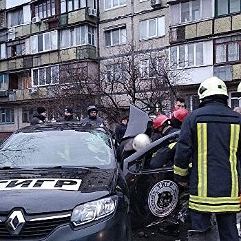 В Киеве автомобиль врезался в остановку - один человек погиб, двое пострадали
