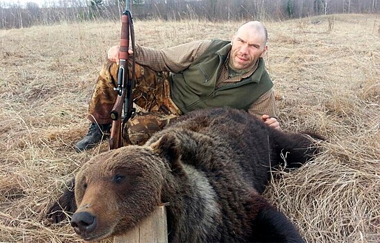 Валуев объяснился за фото с убитым медведем. В Госдуме он отвечает за охрану окружающей среды