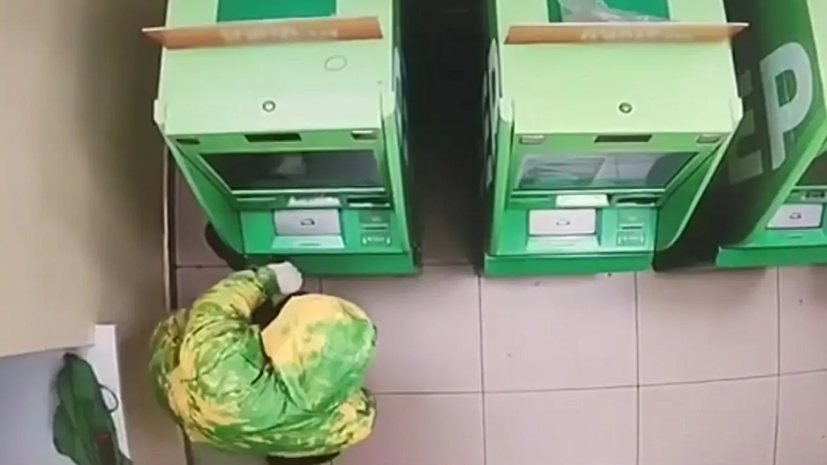 Россиянин с помощью гвоздодера и чулок попытался вскрыть банкомат
