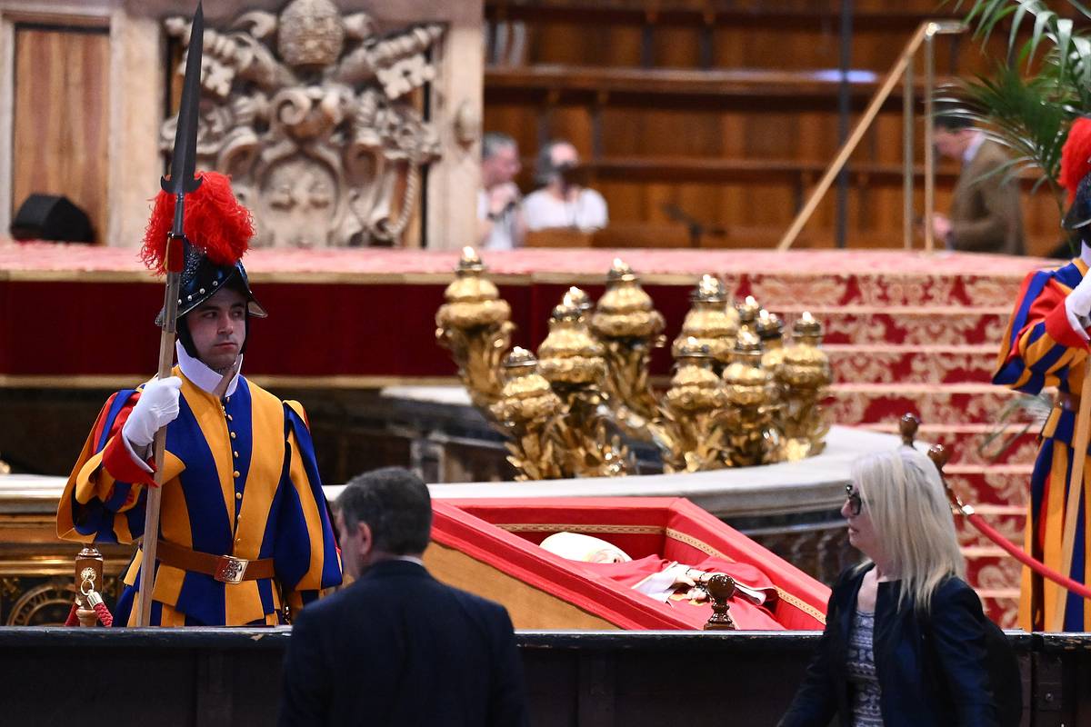 На лице покойного Папы Римского заметили синяк