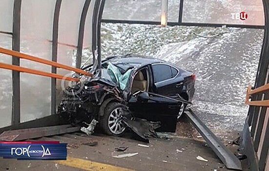 Lexus влетел в пешеходный переход под Москвой