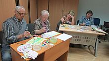 В центре соцобслуживания «Головинский» для пенсионеров проходят занятия по рисованию