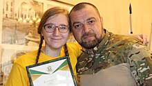 Девять лет переживала за бойца: герои соцсетей солдат Михаил и девочка Аня снова встретились