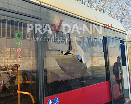 Хулиганы разбили стекло в трамвае № 3 на улице Глеба Успенского
