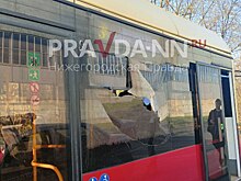 Хулиганы разбили стекло в трамвае № 3 на улице Глеба Успенского