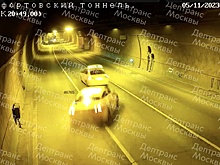 Такси перевернулось в тоннеле в Москве и попало на видео