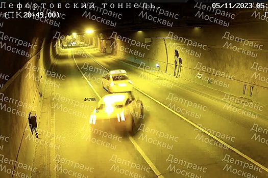Такси перевернулось в тоннеле в Москве и попало на видео