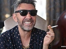 Голый Сергей Шнуров станцевал под песню Насти Кудри в кресле гостиничного номера