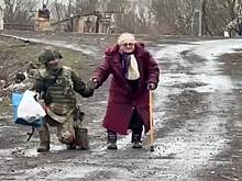 Пожилая жительница Суджи отреагировала на прилет спокойнее военного и попала на видео