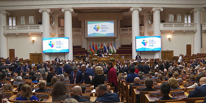 Делегации медиков из 12 стран встретились на форуме в Таврическом дворце в Петербурге