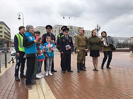 Сотрудники ГИБДД и байкеры спели «Катюшу» на площади Победы