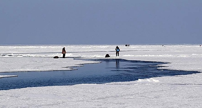 На Сахалине трех рыбаков уносит в море на оторвавшейся льдине