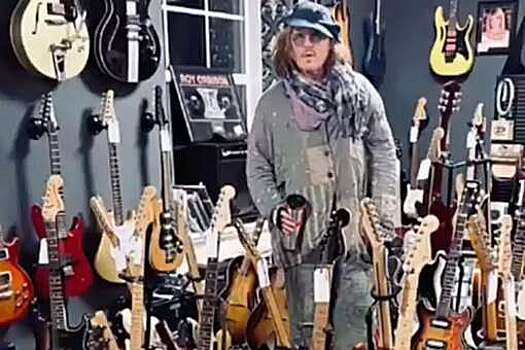 Джонни Депп приобрел в антикварном магазине три гитары, мольберты и вазу с черепом