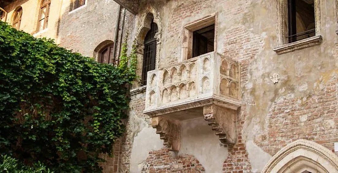 Миллионы туристов с удовольствием осматривают дом Ромео и дом Джульетты в Вероне, однако на самом деле их там никогда не было.