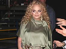 Лариса Долина расплакалась на своём концерте на фоне разбирательства с квартирой