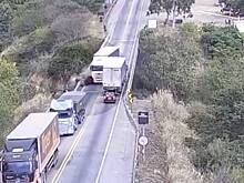 Пять человек чудом выжили после столкновения легковушки с грузовиком