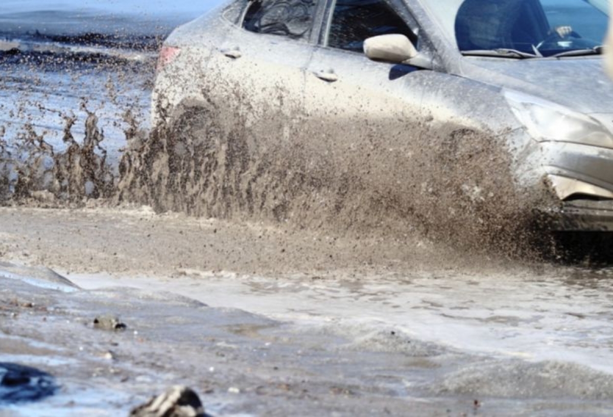 Прокуратура начала проверку из-за подтопления поселений в Омском районе: жители показали размытые дороги …