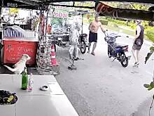 Агрессивный турист напал на мужчину и подростка в Таиланде и попал на видео