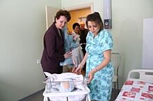 В Омске первому новорожденному в году впервые вручили 20 тысяч рублей