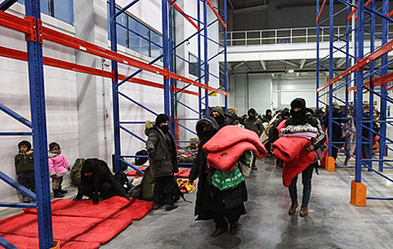Часть мигрантов впервые ночует под крышей после стычек на границе Белоруссии и Польши