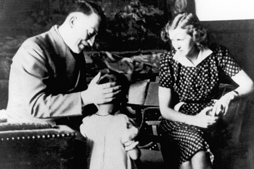 Адольф Гитлер и Ева Браун с ребенком, приблизительно 1940 год