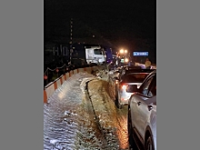 На выезде из Волгограда грузовик вылетел в отбойник