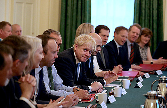 Борис Джонсон: чистки в кабинете министров, пес на Даунинг-стрит и первая «первая девушка» Великобритании