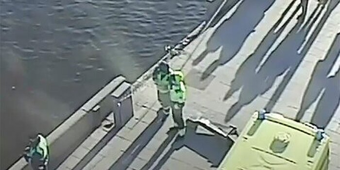 Автомобиль упал в воду в центре Москвы