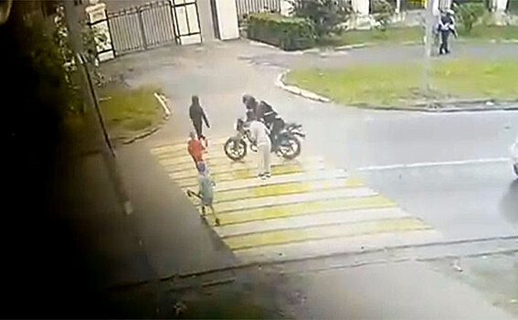 Байкер выбил зуб 7-летней девочке, перебегавшей дорогу