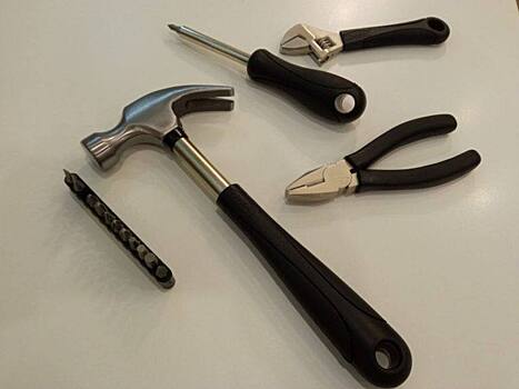 Работы по ремонту электрощитка и доводчика прошли в доме на Рязанском