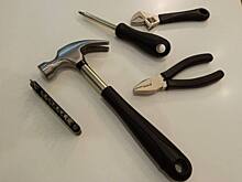 Сотрудники «Жилищника» починили форточку на улице Маршала Полубоярова