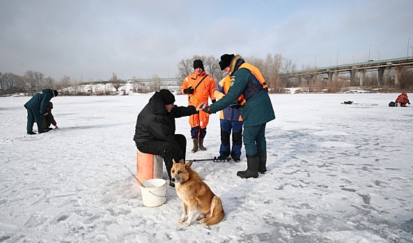 Волгоградские спасатели проконсультировали любителей зимней рыбалки