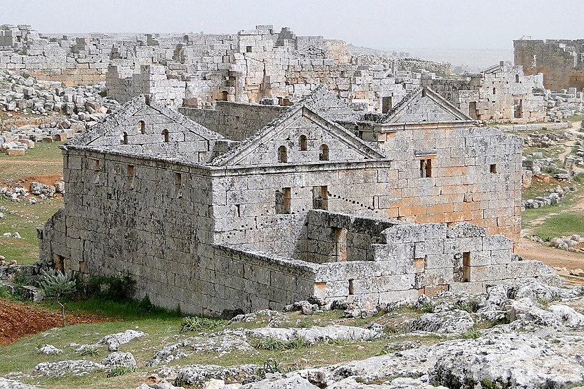 Сирийские «мертвые города» включают примерно 40 деревень, которые относятся к I-VII векам н. э. В прошлом эти деревни довольно быстро были заброшены, историки предполагают, что из-за изменения торговых маршрутов или климата.