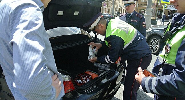 Полицейским разрешат вскрывать автомобили, но осторожно